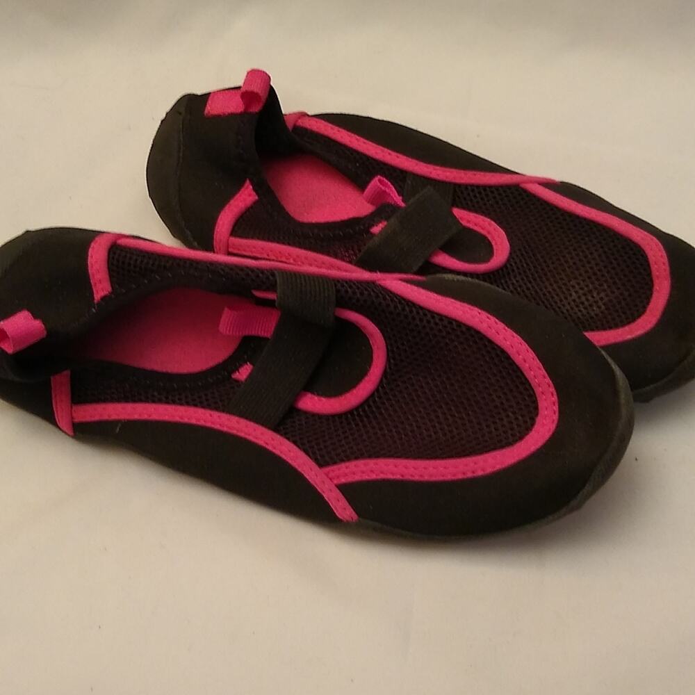 ATHLETIC WORKS I WATER SHOES Child Sz XL 4/5